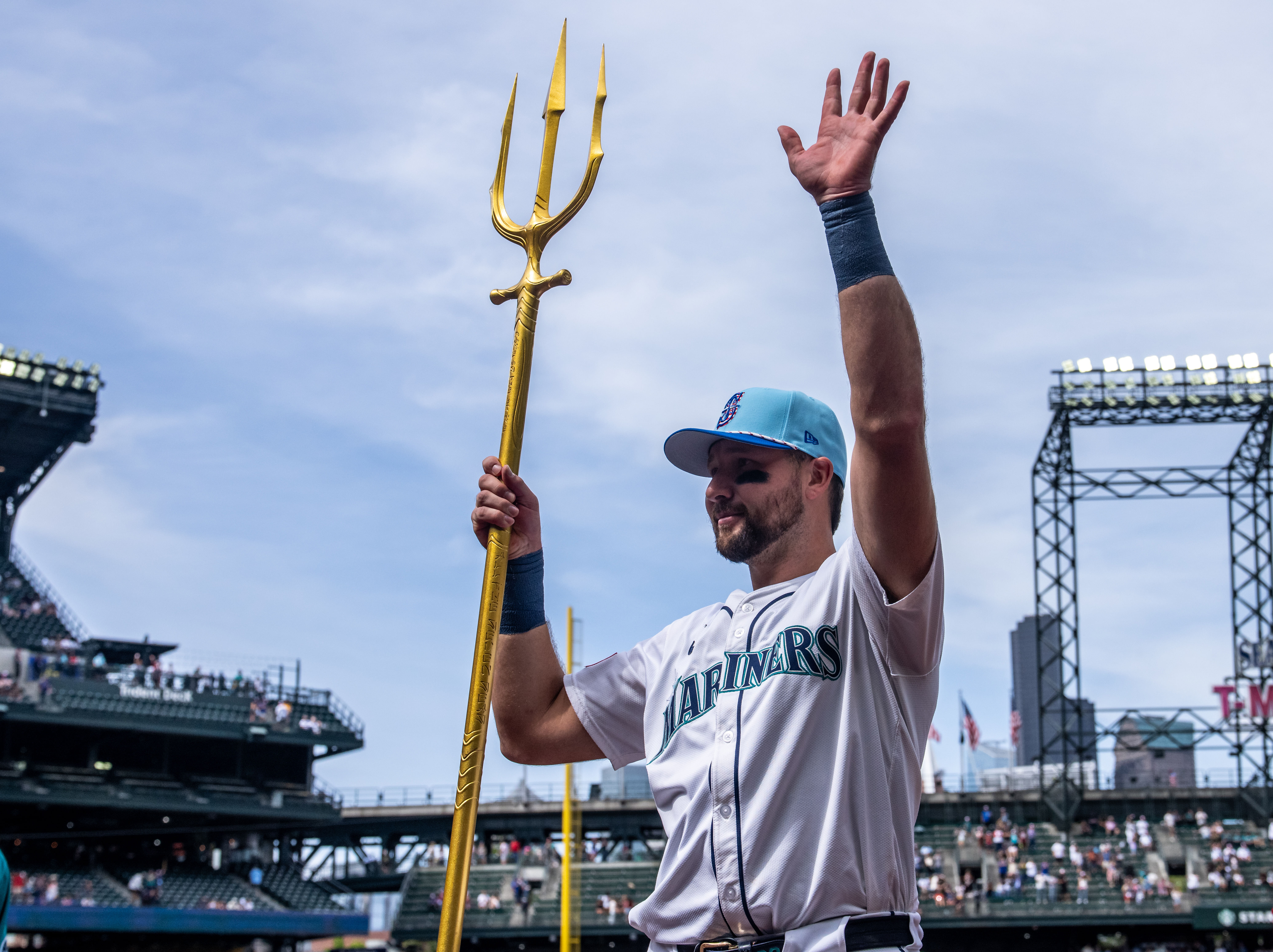 Cal Raleigh could send the crowd scrambling for a home run ball (Credits: IMAGN)